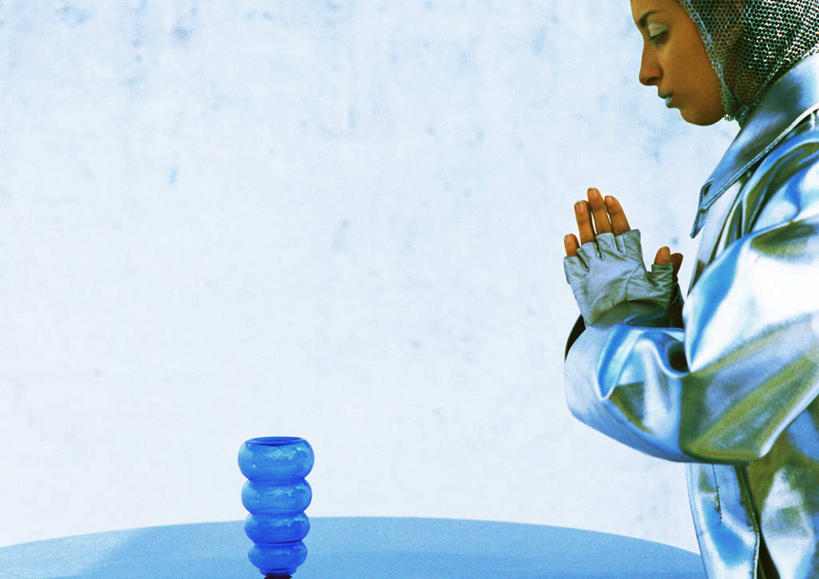 西方人,一个人,站,举,闭眼,摸,横图,室外,白天,侧面,工作服,制服,科技,桌子,欧洲,欧洲人,仅一个年轻女性,仅一个女性,仅一个人,抚摸,阴影,光线,空间,影子,办公桌,墙,银色,墙壁,墙面,蓝色,阳光,瓶子,塑料制品,低头,托,站着,塑料瓶,科幻,未来,想象,预言,工作制服,年轻女性,女人,女性,白种人,闭眼睛,闭着眼,闭着眼睛,触摸,接触,举起,举手,举着,向上举,向上伸,向上托,站立,半身,彩图,工作套服