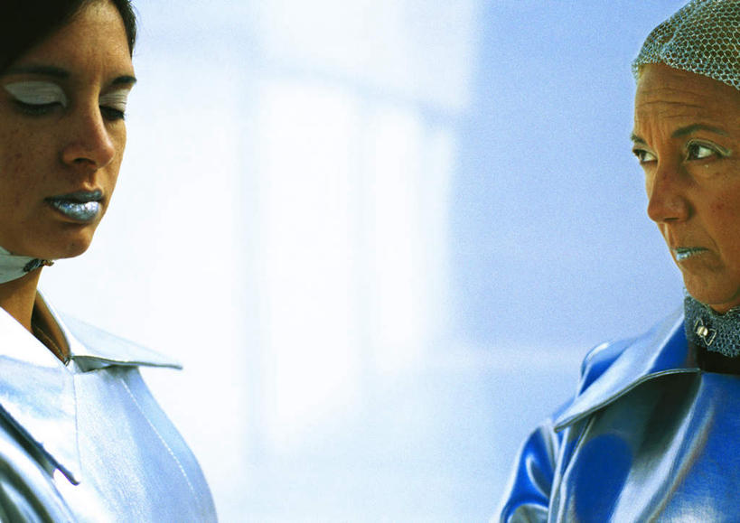 西方人,两个人,伙伴,朋友,站,闭眼,笑,微笑,横图,室外,白天,侧面,工作服,制服,化妆,友谊,科技,欧洲,欧洲人,阴影,光线,空间,影子,墙,银色,注视,墙壁,墙面,阳光,彩妆,观察,看,站着,转头,观看,察看,科幻,未来,关注,想象,预言,工作制服,友情,老年女性,年轻女性,女人,女性,白种人,闭眼睛,闭着眼,闭着眼睛,站立,半身,彩图,工作套服