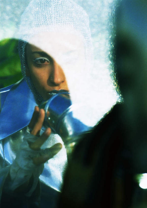 西方人,一个人,站,笑,摸,微笑,露齿笑,竖图,室外,白天,正面,科技,植物,窗户,欧洲,欧洲人,仅一个年轻女性,仅一个女性,仅一个人,撑,抚摸,阴影,服装,光线,空间,影子,银色,注视,休闲装,玻璃窗,树,树木,衣服,绿色,阳光,自然,观察,看,站着,休闲,休闲服,服饰,生长,成长,观看,察看,撑着,科幻,未来,关注,想象,预言,年轻女性,女人,女性,白种人,触摸,接触,站立,半身,彩图,五指张开