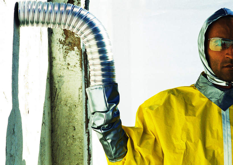 西方人,一个人,站,举,笑,摸,微笑,露齿笑,横图,室外,白天,正面,科技,欧洲,欧洲人,仅一个男性,仅一个人,一根,抚摸,握,阴影,服装,光线,空间,管子,墨镜,眼镜,影子,墙,注视,休闲装,墙壁,墙面,仅一个年轻男性,衣服,黄色,阳光,太阳镜,太阳眼镜,观察,看,托,站着,休闲,休闲服,遮阳镜,握着,服饰,观看,察看,科幻,未来,关注,想象,预言,男人,男性,年轻男性,白种人,触摸,接触,举起,举手,举着,向上举,向上伸,向上托,站立,半身,彩图