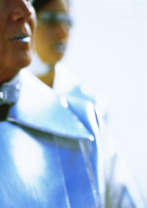 西方人,两个人,家庭,母亲,女儿,站,笑,微笑,竖图,室外,特写,白天,正面,科技,欧洲,欧洲人,阴影,服装,朦胧,模糊,光线,空间,墨镜,眼镜,影子,墙,银色,注视,休闲装,墙壁,墙面,衣服,阳光,太阳镜,太阳眼镜,观察,看,站着,休闲,温暖,温馨,母女,一家人,休闲服,遮阳镜,母爱,服饰,观看,和睦,察看,科幻,未来,关注,想象,预言,老年女性,年轻女性,女人,女性,白种人,站立,半身,彩图,融洽