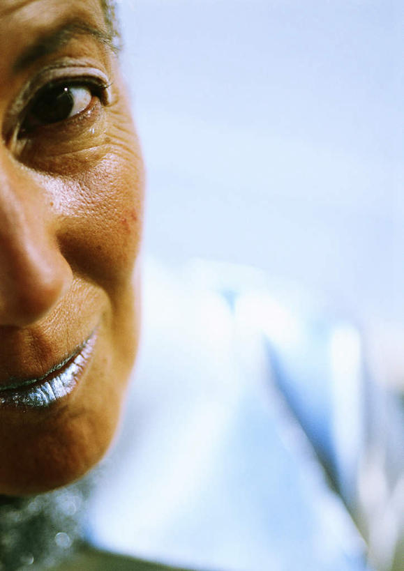 西方人,脸,头,嘴,脸颊,一个人,笑,微笑,竖图,俯视,室内,特写,白天,科技,欧洲,欧洲人,仅一个女性,仅一个人,阴影,服装,朦胧,模糊,光线,空间,影子,银色,注视,休闲装,衣服,阳光,观察,看,休闲,休闲服,服饰,仅一个老年女性,观看,察看,科幻,未来,关注,想象,预言,老年女性,女人,女性,白种人,头部,口,口腔,脸部,脸蛋,面部,嘴巴,嘴唇,抬头,仰头,半身,彩图,高角度拍摄