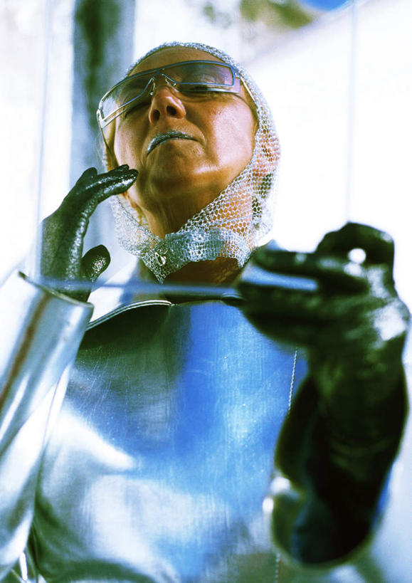 西方人,一个人,站,举,闭眼,笑,打电话,微笑,竖图,室外,白天,仰视,科技,电话,手机,欧洲,欧洲人,仅一个年轻女性,仅一个女性,仅一个人,握,阴影,服装,光线,空间,影子,银色,拿,拿着,休闲装,通讯设备,衣服,黑色,阳光,手套,托,站着,休闲,休闲服,握着,服饰,科幻,未来,想象,预言,一部,交流,年轻女性,女人,女性,白种人,闭眼睛,闭着眼,闭着眼睛,沟通,举起,举手,举着,通话,向上举,向上伸,向上托,站立,半身,彩图,低角度拍摄