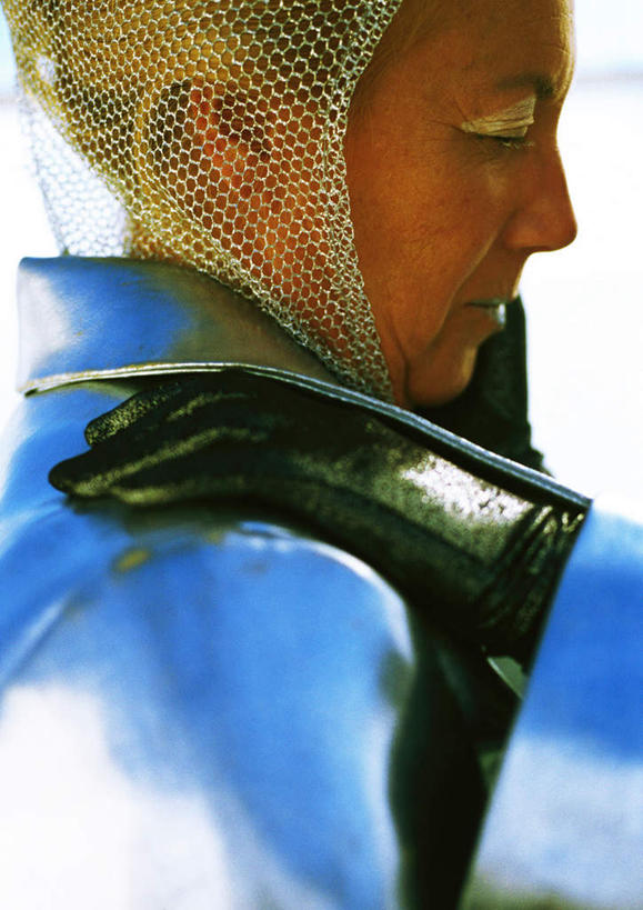 西方人,脸,头,脸颊,一个人,家庭,母亲,女儿,站,笑,摸,微笑,竖图,室内,白天,侧面,科技,欧洲,欧洲人,仅一个女性,仅一个人,抚摸,阴影,服装,光线,空间,影子,银色,注视,休闲装,相视,衣服,黑色,阳光,手套,观察,看,站着,休闲,温暖,温馨,母女,一家人,面对面,休闲服,母爱,服饰,仅一个老年女性,观看,对视,和睦,察看,科幻,未来,关注,相对,想象,预言,相看,老年女性,年轻女性,女人,女性,白种人,头部,脸部,脸蛋,面部,触摸,接触,站立,半身,彩图,融洽