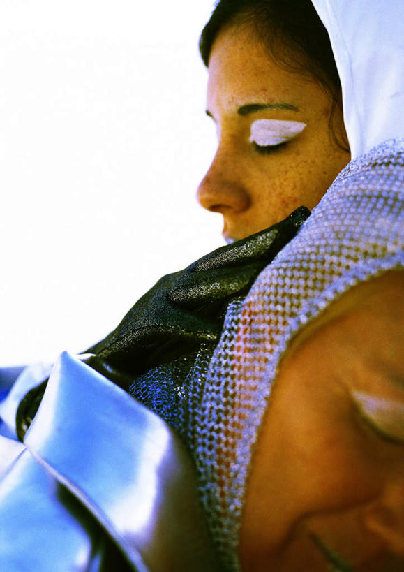 西方人,两个人,家庭,母亲,女儿,站,闭眼,抱,笑,微笑,露齿笑,竖图,室外,白天,侧面,科技,欧洲,欧洲人,阴影,服装,光线,空间,影子,银色,依偎,休闲装,衣服,黑色,天空,阳光,手套,天,靠,靠着,倚靠,站着,休闲,温暖,温馨,母女,一家人,休闲服,母爱,服饰,抱着,和睦,搂着,倚着,科幻,未来,想象,预言,依附,依赖,投靠,老年女性,年轻女性,女人,女性,白种人,闭眼睛,闭着眼,闭着眼睛,怀抱,搂,搂抱,相抱,拥抱,站立,半身,彩图,融洽