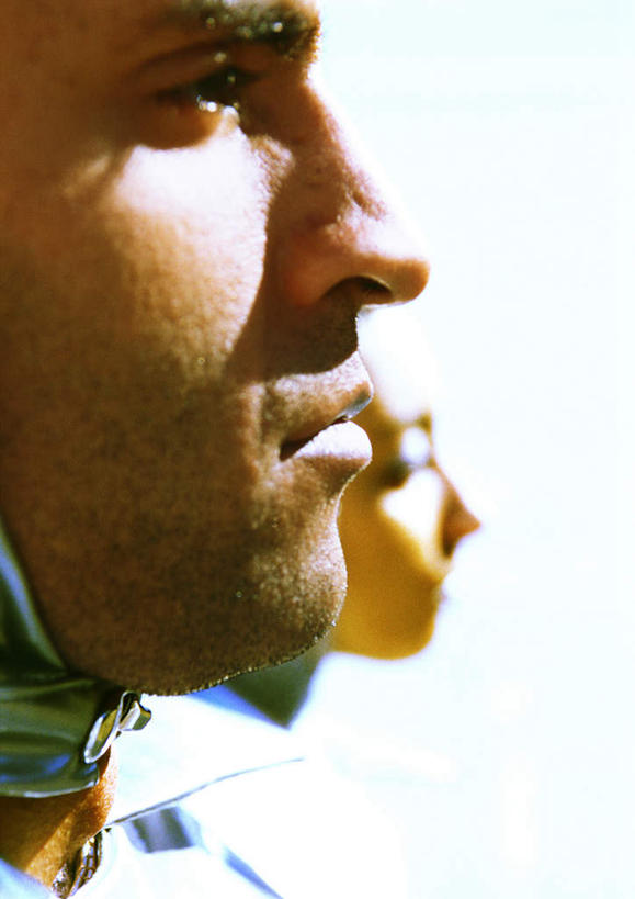 西方人,脸,头,脸颊,胡须,两个人,家庭,夫妻,站,闭眼,笑,微笑,竖图,室外,白天,侧面,爱情,科技,欧洲,欧洲人,阴影,服装,光线,空间,影子,银色,浪漫,注视,休闲装,衣服,阳光,观察,看,站着,休闲,温暖,温馨,一家人,休闲服,恩爱,恋人,服饰,观看,和睦,察看,科幻,未来,关注,想象,预言,男人,男性,年轻男性,年轻女性,女人,女性,白种人,头部,胡子,络腮胡,脸部,脸蛋,面部,情侣,闭眼睛,闭着眼,闭着眼睛,抬头,仰头,站立,半身,彩图,伴侣,融洽