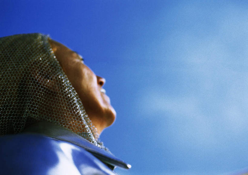 西方人,脸,头,脸颊,一个人,站,笑,微笑,横图,室外,白天,仰视,科技,欧洲,欧洲人,仅一个女性,仅一个人,阴影,服装,光线,空间,影子,云,云朵,银色,云彩,注视,休闲装,衣服,蓝色,白云,蓝天,天空,阳光,天,观察,看,站着,休闲,休闲服,服饰,仅一个老年女性,观看,察看,科幻,未来,关注,想象,预言,老年女性,女人,女性,白种人,头部,脸部,脸蛋,面部,抬头,仰头,站立,半身,彩图,低角度拍摄