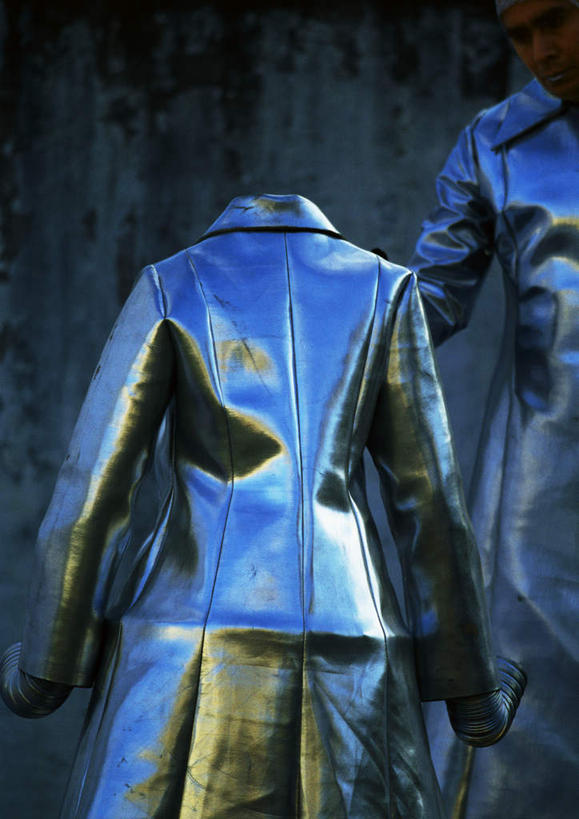 西方人,一个人,站,笑,摸,微笑,露齿笑,竖图,室外,白天,正面,科技,欧洲,欧洲人,仅一个男性,仅一个人,抚摸,阴影,服装,光线,空间,墨镜,眼镜,影子,墙,银色,注视,休闲装,墙壁,墙面,仅一个年轻男性,衣服,阳光,太阳镜,太阳眼镜,低头,观察,看,站着,转头,休闲,休闲服,遮阳镜,服饰,观看,察看,科幻,未来,关注,想象,预言,男人,男性,年轻男性,白种人,触摸,接触,站立,半身,彩图