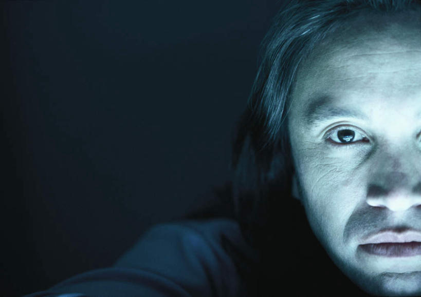 西方人,脸,头,脸颊,头发,一个人,横图,室内,特写,白天,正面,欧洲,欧洲人,仅一个男性,仅一个人,黑色背景,服装,注视,休闲装,仅一个年轻男性,衣服,蓝色,黑色,观察,看,休闲,休闲服,摄影,服饰,影棚,观看,察看,关注,瞪眼,男人,男性,年轻男性,白种人,头部,长发,脸部,脸蛋,面部,半身,彩图,影棚拍摄,拍摄