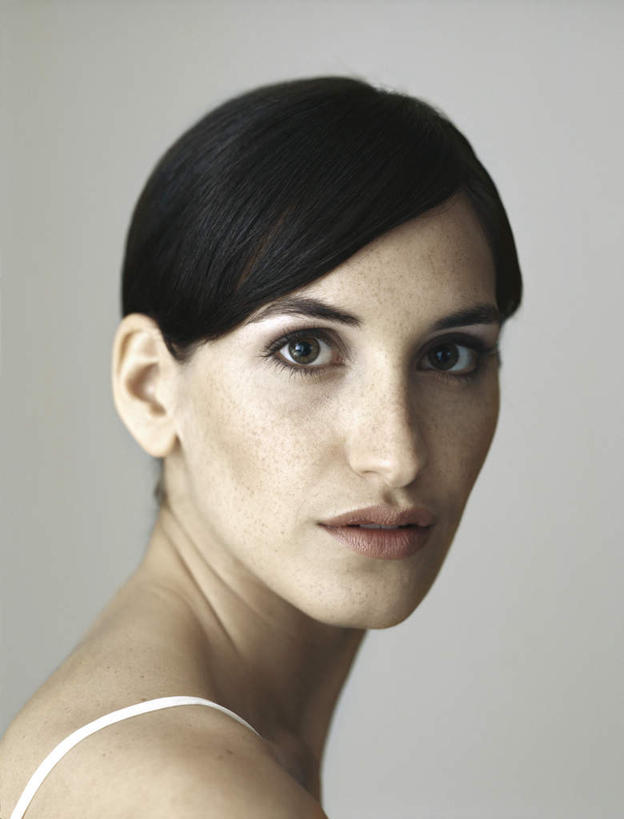 西方人,脸,头,脸颊,头发,一个人,竖图,室内,白天,白色背景,正面,吊带,欧洲,欧洲人,仅一个年轻女性,仅一个女性,仅一个人,吊带衫,白色,黑色,摄影,影棚,年轻女性,女人,女性,白种人,头部,长发,脸部,脸蛋,面部,半身,彩图,影棚拍摄,拍摄