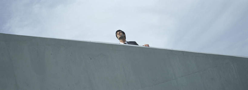 西方人,头发,一个人,商务人士,商务男性,站,摸,横图,室外,白天,仰视,衬衫,旅游,度假,欧洲,欧洲人,仅一个男性,仅一个人,撑,抚摸,阴影,套装,光线,影子,云,云朵,云彩,注视,娱乐,仅一个年轻男性,蓝色,黑色,白云,蓝天,天空,阳光,天,观察,看,站着,享受,休闲,放松,观看,察看,撑着,关注,商务装,工薪阶层,男人,男性,年轻男性,白种人,白领,上班族,触摸,接触,抬头,站立,半身,彩图,低角度拍摄,衬衣,天台