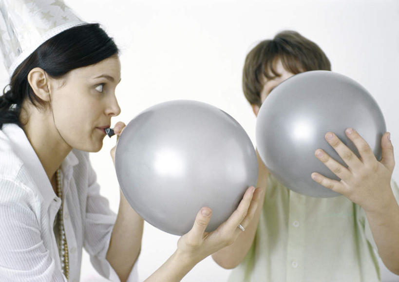 西方人,儿童,家庭,母亲,儿子,坐,捧,笑,微笑,露齿笑,横图,室内,白天,正面,纯洁,帽子,欧洲,欧洲人,握,阴影,服装,节日,庆祝,反射,工具,影子,墙,拿,拿着,注视,休闲装,文化,墙壁,墙面,两个,一个,小孩,衣服,白色,灰色,吹,观察,看,清洁,庆典,休闲,温暖,温馨,母子,一家人,休闲服,可爱,母爱,童年,童趣,握着,服饰,塑胶制品,单个,观看,纪念,和睦,察看,除尘,关注,童真,橡胶制品,烂漫,无邪,气吹,吹尘球,吹气球,乳胶制品,吸气球,天真,男孩,年轻女性,女人,女性,白种人,孩子,年轻人,端,端着,捧着,手捧,坐着,半身,彩图,融洽,男生