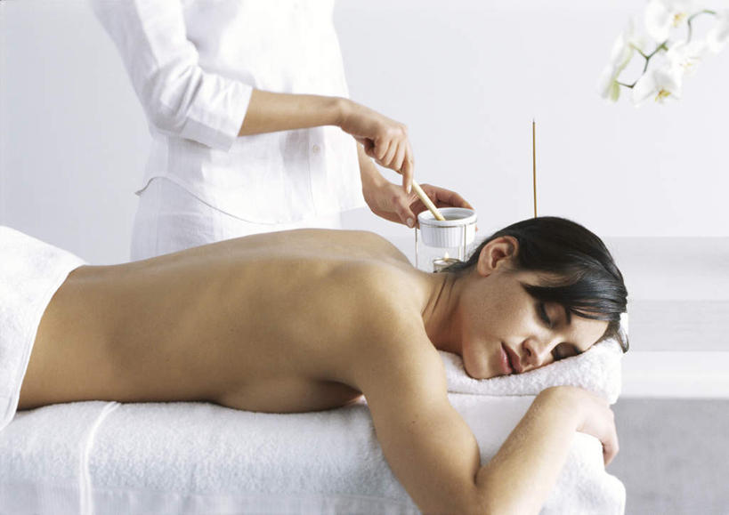 西方人,头发,两个人,按摩师,闭眼,捧,横图,室内,白天,正面,工作服,制服,按摩,床,靠垫,欧洲,欧洲人,许多,握,阴影,盛开,光线,影子,墙,床单,靠枕,拿,花蕾,拿着,被子,裸露,墙壁,墙面,花,花瓣,花朵,鲜花,一个,白色,黑色,阳光,精油,刷子,垫子,枕头,花苞,花蕊,趴着,握着,单人床,单个,赤裸,一瓶,被单,裸,指压,香薰油,工作制服,兰花,年轻女性,女人,女性,白种人,技师,闭眼睛,闭着眼,闭着眼睛,端,端着,趴,捧着,手捧,半身,彩图,工作套服,推拿