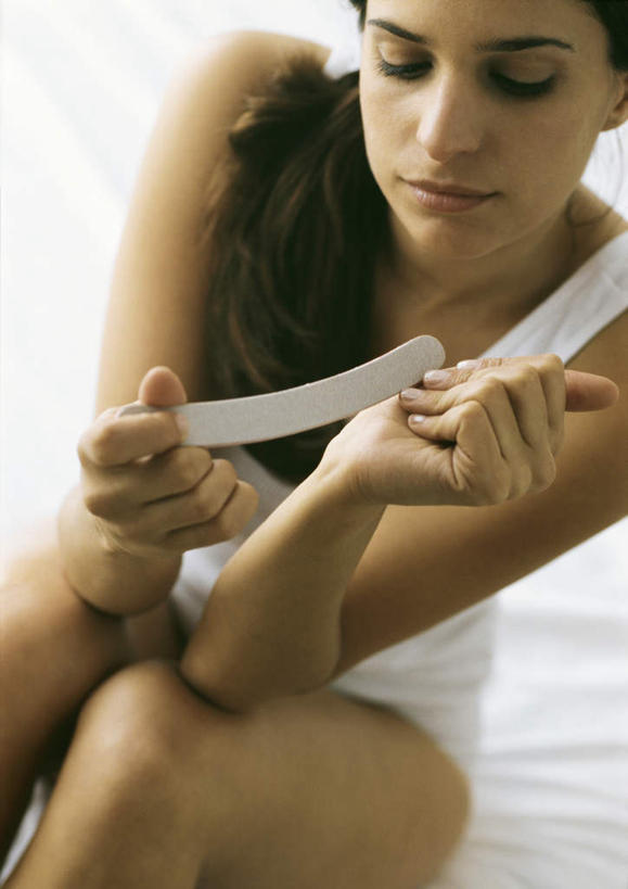 西方人,头发,一个人,坐,笑,摸,微笑,竖图,俯视,室内,白天,裙子,床,卧室,欧洲,欧洲人,仅一个年轻女性,仅一个女性,仅一个人,握,阴影,连衣裙,光线,影子,床单,拿,拿着,注视,被子,一个,磨,白色,黑色,阳光,低头,观察,看,握着,单人床,单个,观看,吊带裙,察看,被单,关注,指甲锉,年轻女性,女人,女性,白种人,触摸,接触,坐着,半身,彩图,高角度拍摄,睡房,卧房