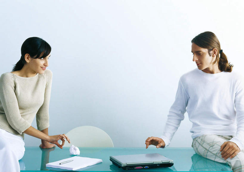 西方人,两个人,同事,商务人士,商务男性,商务女性,坐,横图,室内,白天,正面,衬衫,成功,合作,团队,集体,信心,电脑,笔记本电脑,桌子,欧洲,欧洲人,套装,网络,办公桌,纸张,注视,通讯设备,队伍,观察,看,手势,纸团,观看,废纸,察看,无线,领导,成就,关注,通信设备,商务装,无线网络,合伙,领袖,无线上网,便携式电脑,工薪阶层,手提电脑,男人,男性,年轻男性,年轻女性,女人,女性,白种人,白领,上班族,坐着,半身,彩图,衬衣