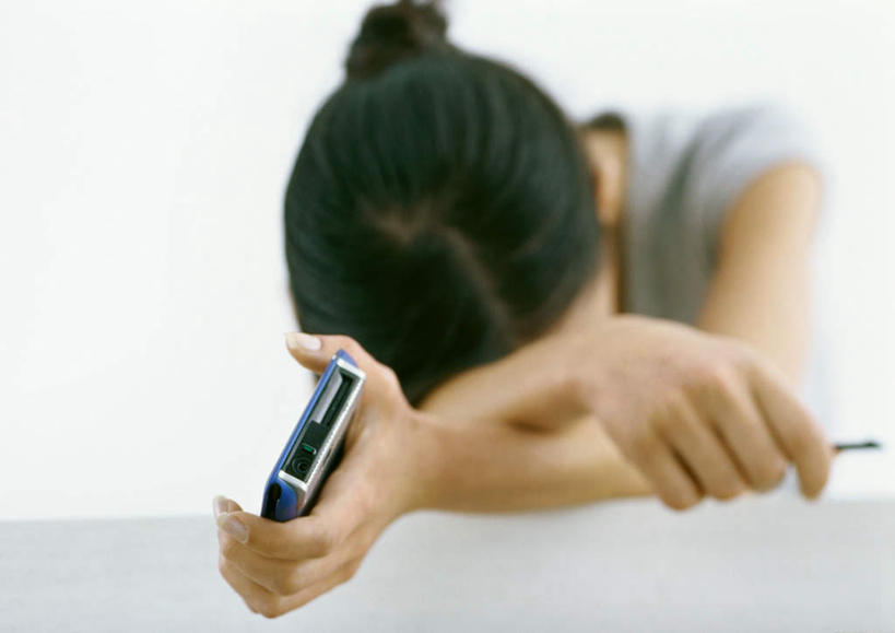 西方人,一个人,商务人士,商务女性,坐,打电话,双手交叉,横图,室内,白天,白色背景,正面,衬衫,电话,手机,欧洲,欧洲人,仅一个年轻女性,仅一个女性,仅一个人,套装,笔,手写笔,拿,拿着,注视,通讯设备,观察,看,摄影,影棚,观看,察看,双手抱胸,关注,商务装,触控笔,工薪阶层,触摸笔,触屏笔,电容屏笔,电容屏手写笔,交流,年轻女性,白种人,年轻人,白领,上班族,沟通,通话,坐着,半身,彩图,影棚拍摄,衬衣,拍摄