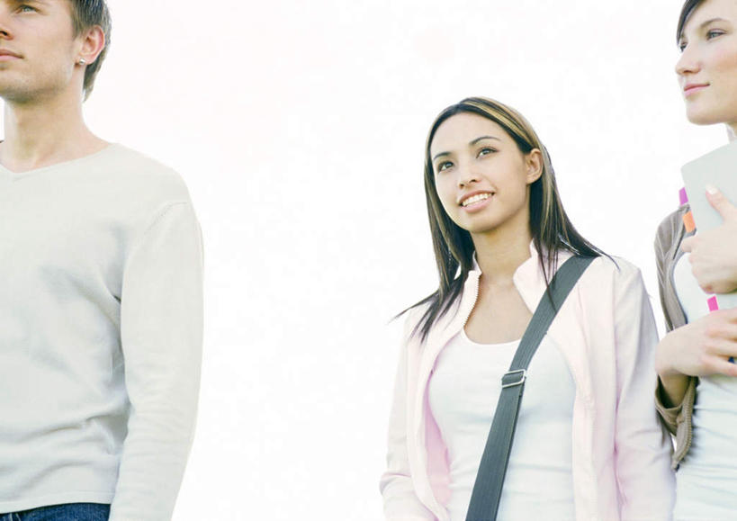 西方人,三个人,站,笑,微笑,露齿笑,横图,室外,白天,正面,欧洲,欧洲人,墙,注视,墙壁,墙面,观察,看,站着,同学,观看,察看,校友,关注,同窗,学友,男人,男性,年轻男性,年轻女性,女人,女性,白种人,站立,半身,彩图