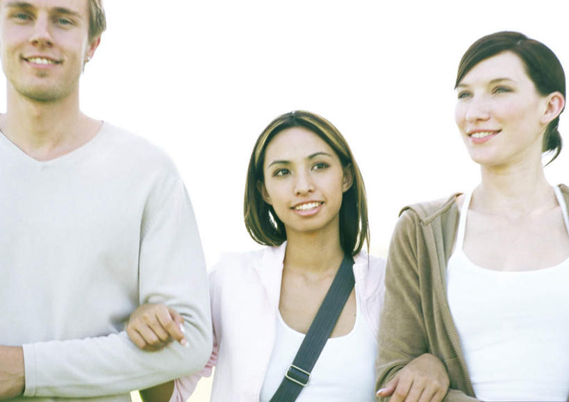 西方人,三个人,站,抱,笑,微笑,露齿笑,横图,室外,白天,正面,欧洲,欧洲人,注视,观察,看,站着,同学,抱着,观看,察看,搂着,校友,关注,同窗,学友,男人,男性,年轻男性,年轻女性,女人,女性,白种人,搂,搂抱,站立,半身,彩图