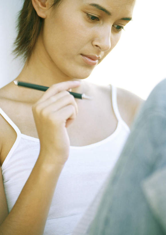 西方人,一个人,坐,竖图,室外,白天,正面,吊带,欧洲,欧洲人,仅一个年轻女性,仅一个女性,仅一个人,服装,朦胧,模糊,笔,办公用品,记事本,圆珠笔,拿,拿着,注视,吊带衫,休闲装,文具,衣服,本子,笔记本,学习用品,观察,看,休闲,思考,休闲服,服饰,观看,文具用品,察看,关注,思量,年轻女性,女人,女性,白种人,坐着,半身,彩图