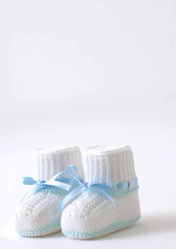 无人,竖图,俯视,室内,特写,白天,白色背景,桌子,静物,鞋子,一双,阴影,反射,影子,办公桌,蝴蝶结,婴儿鞋,摄影,影棚,彩图,高角度拍摄,影棚拍摄,拍摄