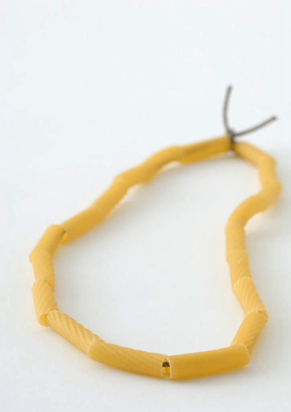 面食,面条,意大利面,无人,竖图,俯视,室内,特写,白天,白色背景,西餐,桌子,项链,母亲节,一条,节日,庆祝,装饰,办公桌,面,料理,食品,文化,食物,黄色,庆典,西式,摄影,影棚,纪念,华丽,修饰,点缀,衬托,美观,雅致,雅观,彩图,高角度拍摄,影棚拍摄,拍摄