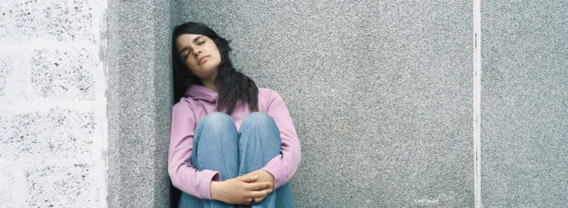 西方人,一个人,坐,闭眼,睡,横图,室外,白天,正面,欧洲,欧洲人,仅一个年轻女性,仅一个女性,仅一个人,墙,注视,墙壁,墙面,观察,看,抱膝,观看,察看,关注,年轻女性,女人,女性,白种人,屈膝,闭眼睛,闭着眼,闭着眼睛,困,困觉,寝息,睡觉,坐着,半身,彩图