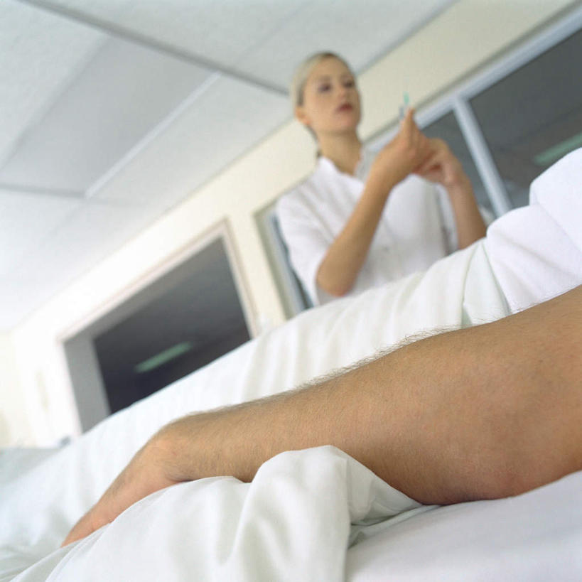 西方人,两个人,医生,病人,医院,方图,室内,白天,仰视,窗户,床,落地窗,欧洲,欧洲人,朦胧,模糊,墙,床单,挂,被子,玻璃窗,墙壁,墙面,医疗用品,医护人员,医疗人员,治疗,单人床,医疗,医疗设备,被单,挂着,输液,病房,医疗器械,医疗机构,输液瓶,静脉输液,输液杆,男人,男性,白种人,大夫,患者,就医者,半身,彩图,低角度拍摄,病院,诊所,点滴