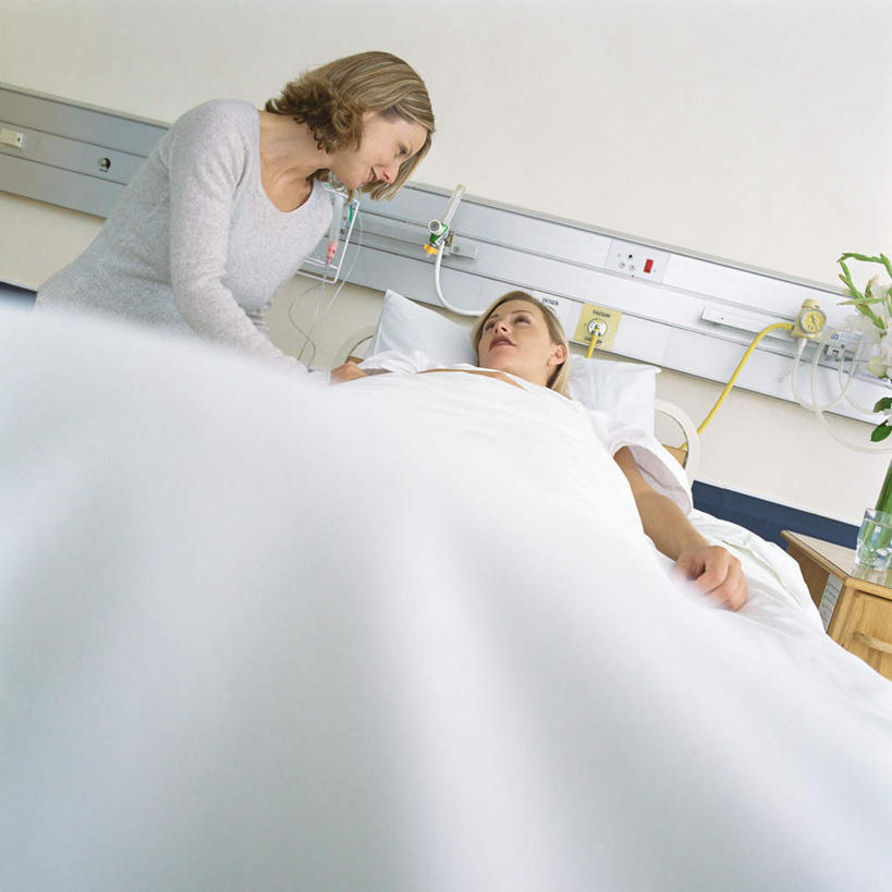 西方人,脸,头,脸颊,两个人,病人,医院,坐,躺,方图,俯视,室内,白天,水,植物,床,柜子,杯子,叶子,欧洲,欧洲人,盛开,液体,墙,水滴,床单,挂,花蕾,注视,输入,被子,墙壁,墙面,花,花瓣,花朵,花卉,鲜花,绿色,水杯,橱柜,床头柜,花束,花苞,花蕊,观察,看,单人床,观看,察看,被单,挂着,病房,关注,医疗器械,输,医疗仪器,医疗机构,卧着,年轻女性,女人,女性,白种人,头部,脸部,脸蛋,面部,患者,就医者,茶杯,躺着,卧,坐着,半身,彩图,高角度拍摄,病院,诊所,点滴