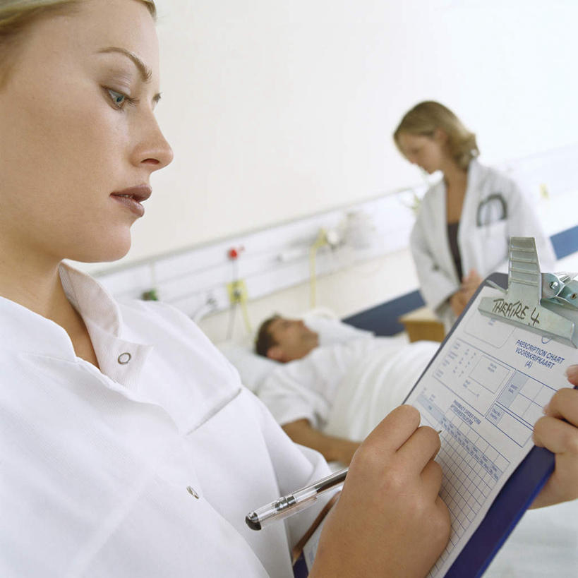 西方人,手,三个人,医生,病人,医院,握手,方图,室内,白天,侧面,床,欧洲,欧洲人,握,写,朦胧,模糊,笔,墙,办公用品,床单,挂,拿,拿着,被子,水笔,墙壁,墙面,文具,学习用品,医疗用品,记录,医护人员,医疗人员,手部,治疗,握着,单人床,手写,文具用品,医疗,医疗设备,被单,挂着,输液,白大褂,病房,医疗器械,记录板,记事板,医疗机构,输液瓶,静脉输液,输液杆,男人,男性,年轻男性,年轻女性,女人,女性,白种人,大夫,患者,就医者,拉手,手拉手,手握手,半身,彩图,病院,诊所,点滴