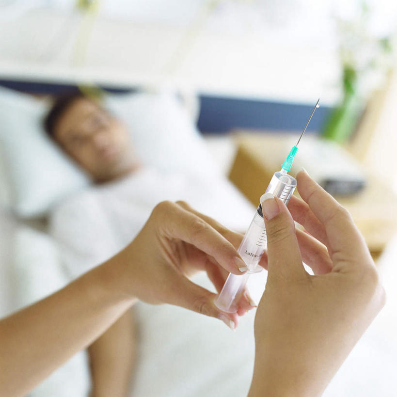 西方人,手,两个人,医生,病人,医院,方图,室内,特写,白天,侧面,床,柜子,欧洲,欧洲人,双手,朦胧,模糊,墙,床单,拿,拿着,被子,针,墙壁,墙面,医疗用品,医护人员,医疗人员,手部,针管,针筒,注射,单人床,医疗,医疗设备,注射器,被单,病房,医疗器械,医疗机构,男人,男性,年轻男性,女人,女性,白种人,大夫,患者,就医者,半身,彩图,病院,诊所