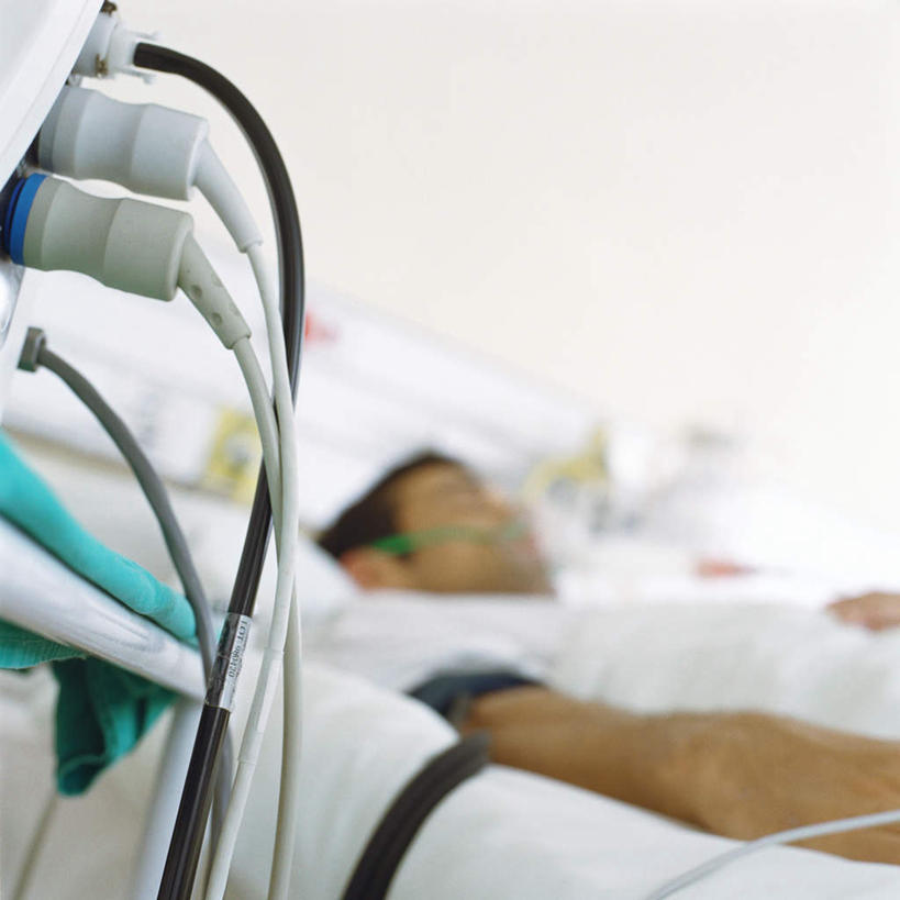 西方人,一个人,病人,医院,方图,俯视,室内,白天,床,欧洲,欧洲人,仅一个男性,仅一个人,戴,朦胧,模糊,墙,床单,挂,输入,被子,墙壁,墙面,仅一个年轻男性,医疗用品,氧气罩,治疗,单人床,戴着,医疗,医疗设备,被单,挂着,输液,病房,医疗器械,输,医疗机构,输液瓶,静脉输液,输液杆,男人,男性,年轻男性,白种人,患者,就医者,半身,彩图,病院,诊所,点滴