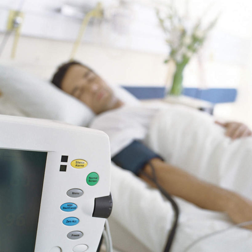 西方人,一个人,病人,医院,方图,俯视,室内,白天,床,欧洲,欧洲人,仅一个男性,仅一个人,戴,朦胧,模糊,墙,床单,挂,输入,被子,墙壁,墙面,仅一个年轻男性,医疗用品,氧气罩,治疗,单人床,戴着,医疗,医疗设备,被单,挂着,输液,病房,医疗器械,输,医疗机构,输液瓶,静脉输液,输液杆,男人,男性,年轻男性,白种人,患者,就医者,半身,彩图,病院,诊所,点滴