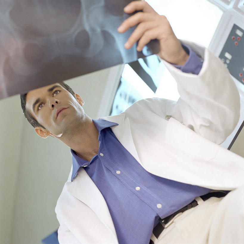 西方人,一个人,医生,办公室,医院,方图,x光片,室内,白天,仰视,仪器,欧洲,欧洲人,仅一个男性,仅一个人,仅一个中年男性,两张,握,挂,拿,拿着,注视,观察,看,医护人员,医疗人员,握着,观看,察看,医疗设备,挂着,白大褂,关注,医疗器械,医疗仪器,医疗机构,观片灯,男人,男性,中年男性,白种人,大夫,半身,彩图,低角度拍摄,病院,诊所