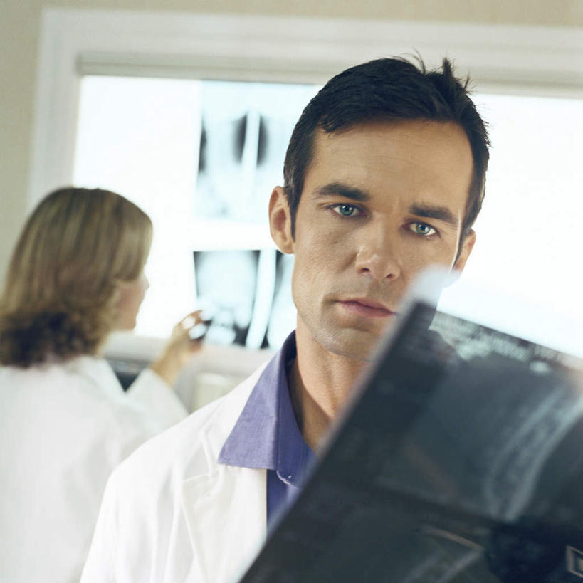 西方人,两个人,医生,办公室,医院,方图,x光片,室内,白天,正面,仪器,欧洲,欧洲人,两张,握,挂,拿,拿着,注视,观察,看,医护人员,医疗人员,握着,观看,察看,医疗设备,挂着,白大褂,关注,医疗器械,医疗仪器,医疗机构,观片灯,男人,男性,女人,女性,中年男性,白种人,大夫,半身,彩图,病院,诊所