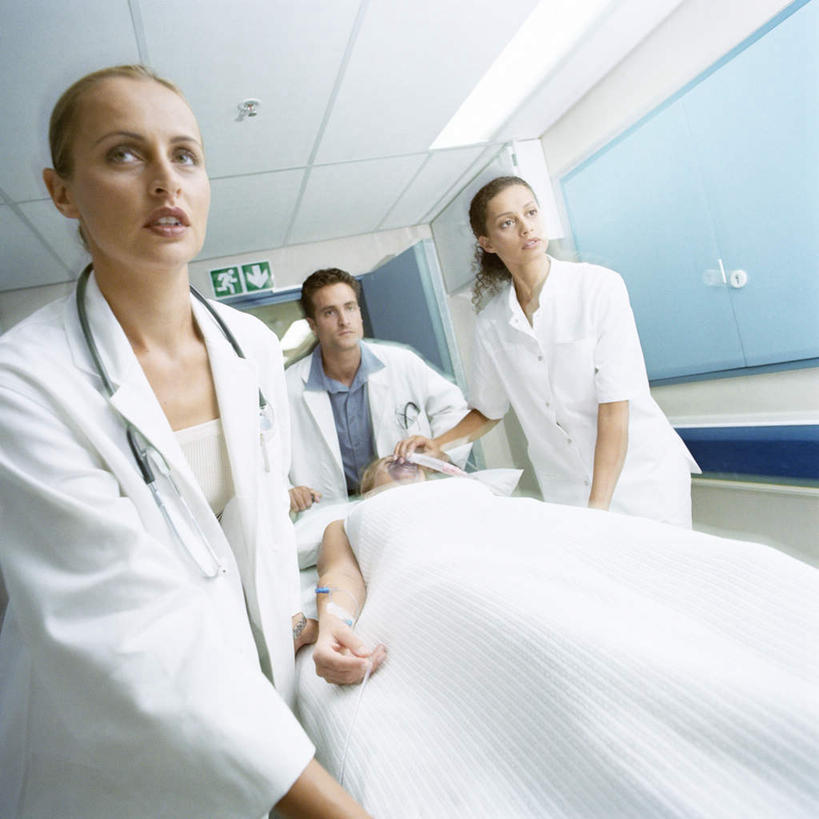 西方人,手,四个人,医生,医院,站,躺,推,方图,室内,白天,正面,床,门,照明,欧洲,欧洲人,瓷砖,地砖,墙,灯光,床单,地面,注视,被子,顶灯,墙壁,墙面,灯,病床,灯具,门框,低头,观察,看,站着,医护人员,医疗人员,手部,氧气罩,放,单人床,观看,照亮,察看,急救,被单,白大褂,照明设备,关注,抢救,安全出口,医疗机构,卧着,年轻女性,女人,女性,白种人,大夫,躺着,卧,站立,半身,彩图,病院,诊所