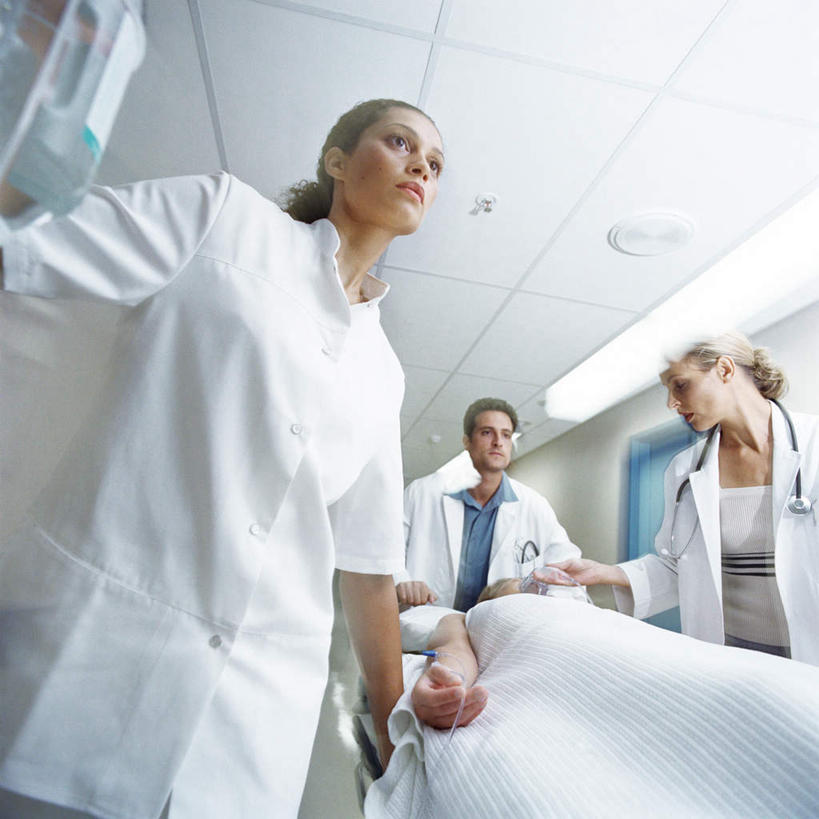 西方人,手,四个人,医生,医院,站,躺,推,方图,室内,白天,仰视,床,照明,欧洲,欧洲人,握,瓷砖,地砖,墙,灯光,床单,地面,拿,拿着,注视,被子,顶灯,墙壁,墙面,灯,病床,灯具,低头,观察,看,站着,医护人员,医疗人员,手部,氧气罩,放,握着,单人床,观看,照亮,察看,急救,被单,白大褂,照明设备,关注,抢救,安全出口,医疗机构,卧着,年轻女性,女人,女性,白种人,大夫,躺着,卧,站立,半身,彩图,低角度拍摄,病院,诊所,点滴