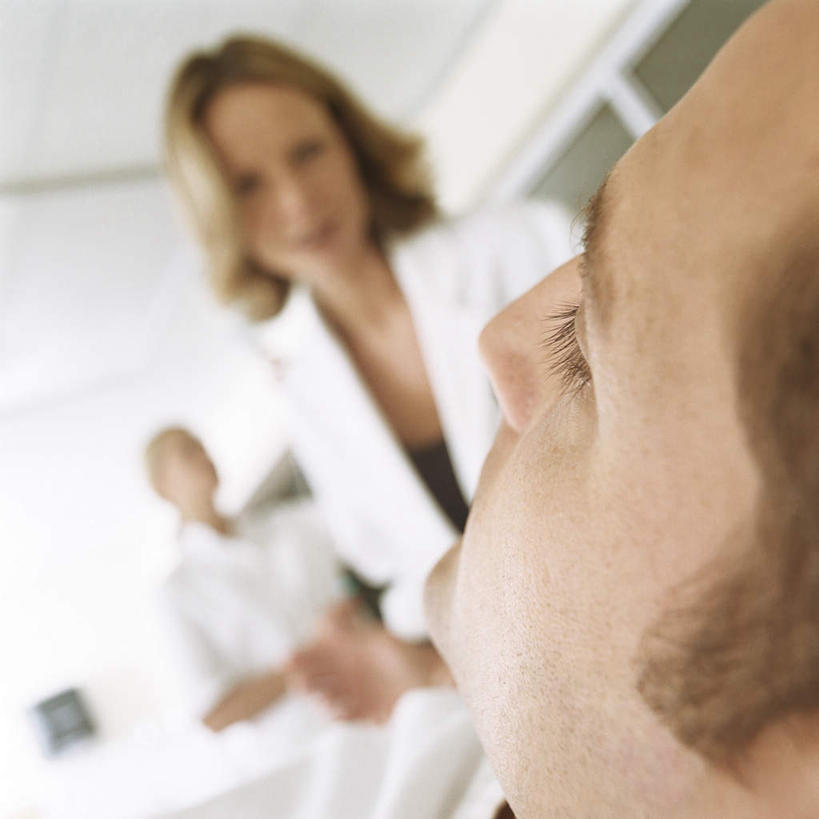 西方人,手,三个人,医生,医院,站,躺,闭眼,方图,室内,白天,仰视,床,照明,欧洲,欧洲人,握,朦胧,模糊,瓷砖,地砖,墙,灯光,床单,地面,注视,被子,顶灯,墙壁,墙面,灯,病床,灯具,低头,观察,看,站着,医护人员,医疗人员,手部,放,握着,单人床,观看,照亮,察看,被单,白大褂,病房,照明设备,关注,安全出口,医疗机构,卧着,男人,男性,女人,女性,中年男性,中年女性,白种人,大夫,闭眼睛,闭着眼,闭着眼睛,躺着,卧,站立,半身,彩图,低角度拍摄,病院,诊所