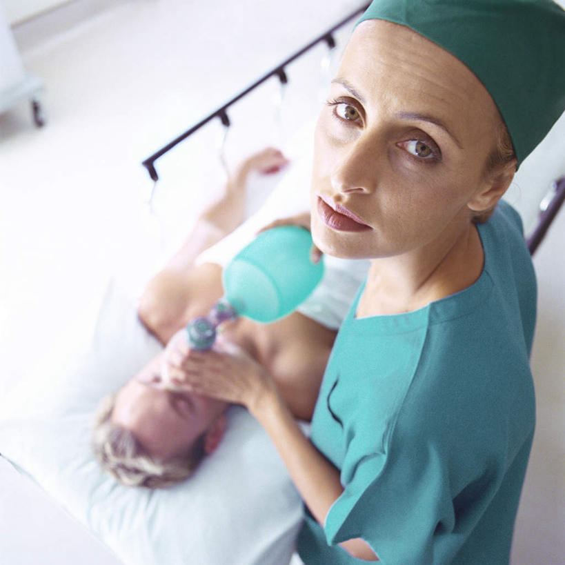 西方人,两个人,医生,病人,医院,站,闭眼,方图,俯视,室内,白天,窗户,床,天花板,欧洲,欧洲人,握,床单,拿,拿着,注视,被子,玻璃窗,观察,看,站着,医护人员,医疗人员,氧气罩,握着,单人床,观看,察看,被单,关注,医疗机构,医生帽,男人,男性,年轻男性,年轻女性,女人,女性,白种人,大夫,患者,就医者,闭眼睛,闭着眼,闭着眼睛,抬头,仰头,站立,半身,彩图,高角度拍摄,病院,诊所