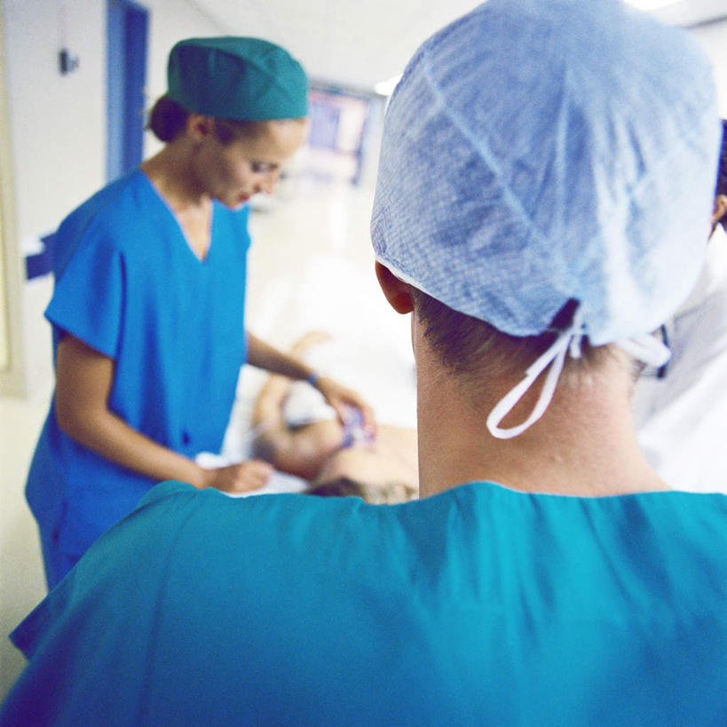 西方人,四个人,医生,病人,医院,站,走,推,方图,室内,白天,天花板,照明,欧洲,欧洲人,握,墙,走廊,灯光,拿,拿着,注视,顶灯,墙壁,墙面,灯,背面,听诊器,灯具,观察,看,站着,医护人员,医疗人员,氧气罩,握着,观看,照亮,察看,医疗设备,照明设备,关注,急救床,医疗机构,医生帽,男人,男性,年轻男性,年轻女性,女人,女性,白种人,大夫,患者,就医者,步行,散步,站立,走路,半身,彩图,病院,诊所