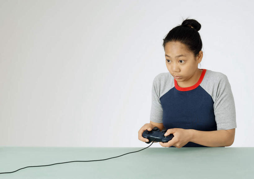 西方人,一个人,坐,横图,室内,白天,白色背景,正面,游戏,桌子,欧洲,欧洲人,仅一个年轻女性,仅一个女性,仅一个人,握,服装,拿,玩,拿着,注视,休闲装,娱乐,衣服,遥控器,观察,看,休闲,休闲服,握着,摄影,服饰,游戏机,影棚,观看,活动,察看,发泄,关注,消遣,智力,宣泄,年轻女性,女人,女性,白种人,玩耍,嬉戏,坐着,半身,彩图,影棚拍摄,拍摄