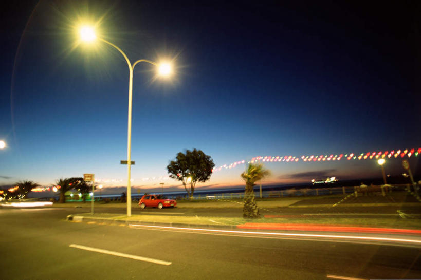 无人,横图,室外,夜晚,仰视,旅游,度假,美景,树林,植物,道路,路,路灯,公路,汽车,照明,非洲,南非,景观,灯光,交通,首都,娱乐,车,灯,树,树木,蓝色,绿色,蓝天,天空,自然,交通工具,轿车,天,享受,休闲,景色,放松,生长,晴朗,成长,照亮,照明设备,自然风光,万里无云,开普敦,省会,阿非利加洲,立法首都,南非共和国,西开普省,晴空,晴空万里,马路,彩图,低角度拍摄