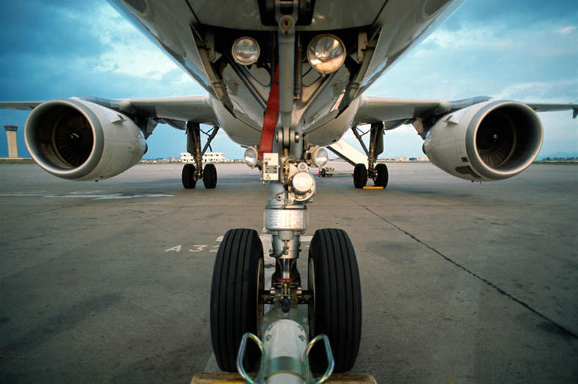 无人,机场,横图,室外,白天,仰视,飞机,飞机场,阴影,光线,轮子,影子,云,云朵,地面,着陆,云彩,航空,蓝色,白云,蓝天,天空,阳光,轮胎,交通工具,天,一架,登陆,客机,下降,降落,涡轮,彩图,低角度拍摄