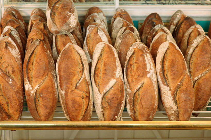 面包,无人,商店,横图,室外,特写,白天,正面,静物,一排,许多,整齐,支架,食品,面点,褐色,货架,食物,糕点,排列,金融,队列,贸易,彩图