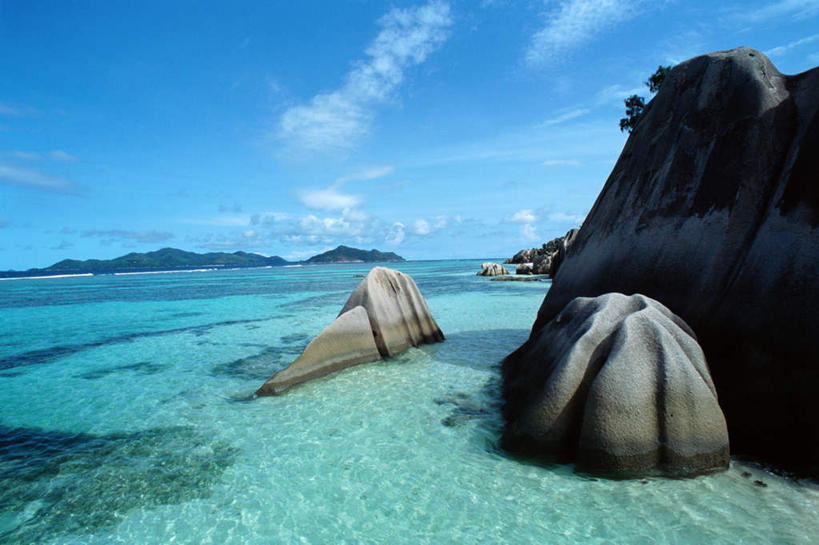 无人,横图,室外,白天,正面,旅游,度假,海浪,海洋,石头,美景,非洲,石子,景观,浪花,云,云朵,云彩,娱乐,蓝色,白云,蓝天,天空,自然,海水,天,享受,休闲,景色,放松,自然风光,海景,塞舌尔群岛,大海,风浪,海,海水的波动,近岸浪,石块,岩石,涌浪,彩图