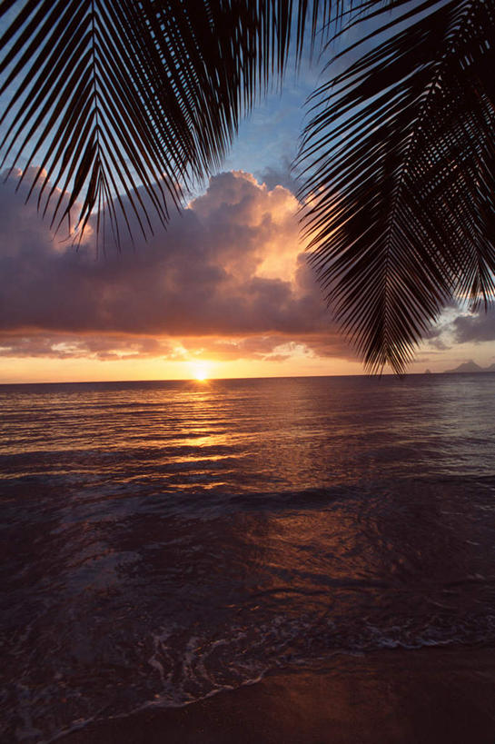 无人,竖图,室外,白天,正面,旅游,度假,海浪,海洋,美景,景观,浪花,云,云朵,云彩,娱乐,蓝色,白云,蓝天,天空,自然,海水,天,享受,休闲,景色,放松,北美洲,西印度群岛,自然风光,海景,马提尼克,大海,风浪,海,海水的波动,近岸浪,涌浪,彩图