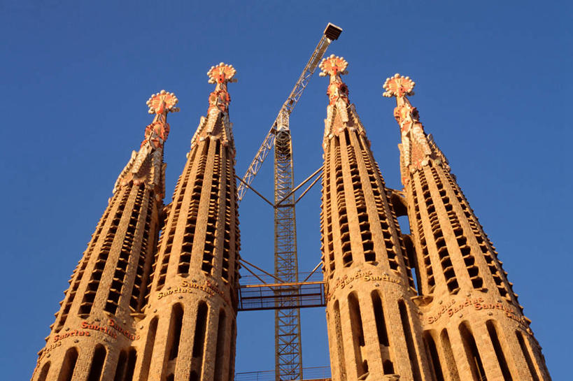 无人,教堂,竖图,室外,白天,仰视,旅游,度假,标志建筑,地标,建筑,西班牙,欧洲,巴塞罗那,建筑群,娱乐,建设,圣家族大教堂,蓝色,蓝天,天空,天,享受,休闲,旅游胜地,放松,宗教,信仰,南欧,信念,圣家堂,西班牙王国,神圣家族教堂,圣家赎罪堂,彩图,低角度拍摄,大教堂,礼拜堂