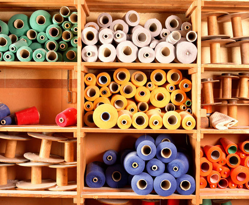 无人,横图,室内,特写,白天,正面,纺织业,静物,一排,整齐,纺织,排列,黄色,红色,蓝色,绿色,白色,工业,队列,线轴,彩图