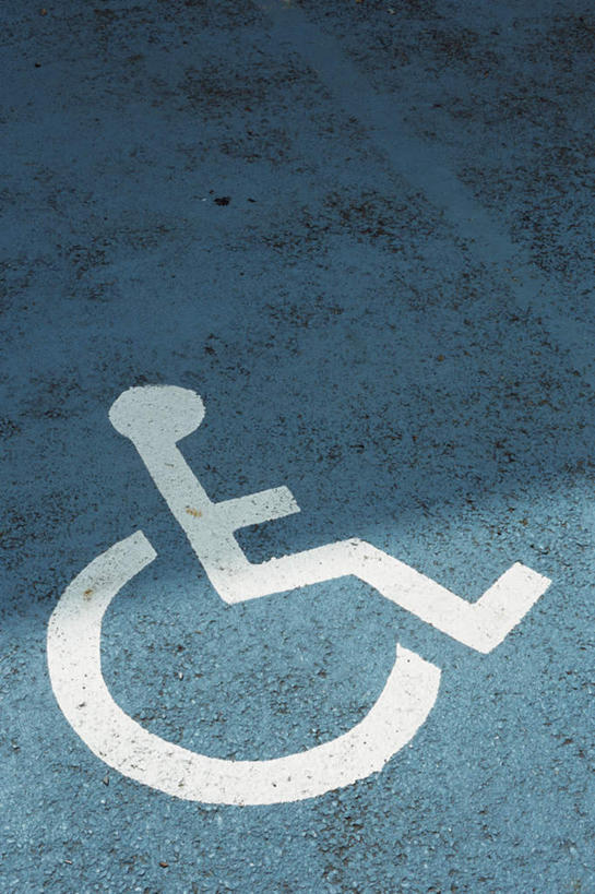 无人,竖图,俯视,室外,特写,白天,道路,路,指示牌,公路,静物,标志,文字,交通,标识,一个,白色,轮椅,单个,残疾人,马路,彩图,高角度拍摄