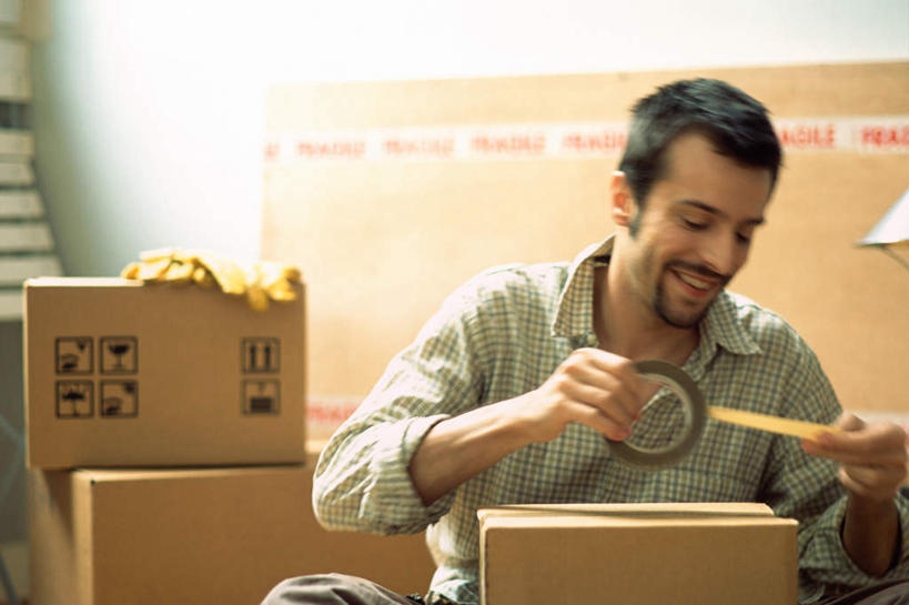 西方人,胡须,一个人,站,笑,微笑,露齿笑,横图,室内,白天,正面,欧洲,欧洲人,仅一个男性,仅一个人,朦胧,模糊,纸箱,拿,拿着,仅一个年轻男性,箱子,站着,出差,透明胶,包装箱,男人,男性,年轻男性,白种人,胡子,小胡子,站立,半身,彩图,旅行