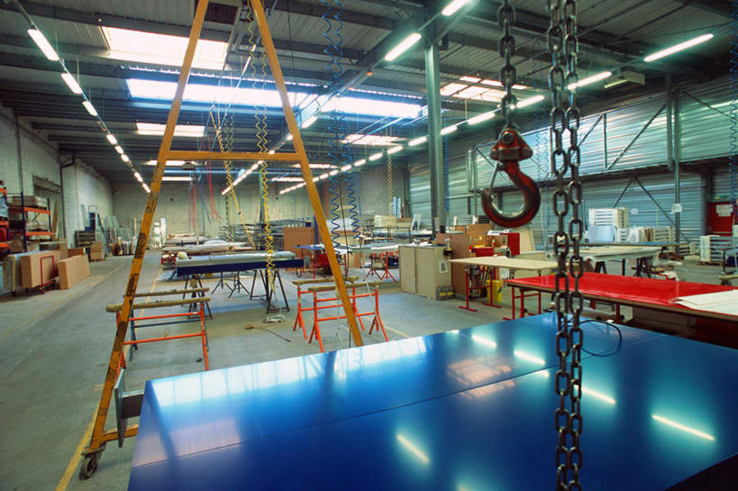 无人,工厂,横图,室内,特写,白天,正面,静物,金属制品,照明,金属,钩子,灯光,顶灯,灯,灯具,工业,链条,照亮,照明设备,工作台,彩图,工地,制造厂